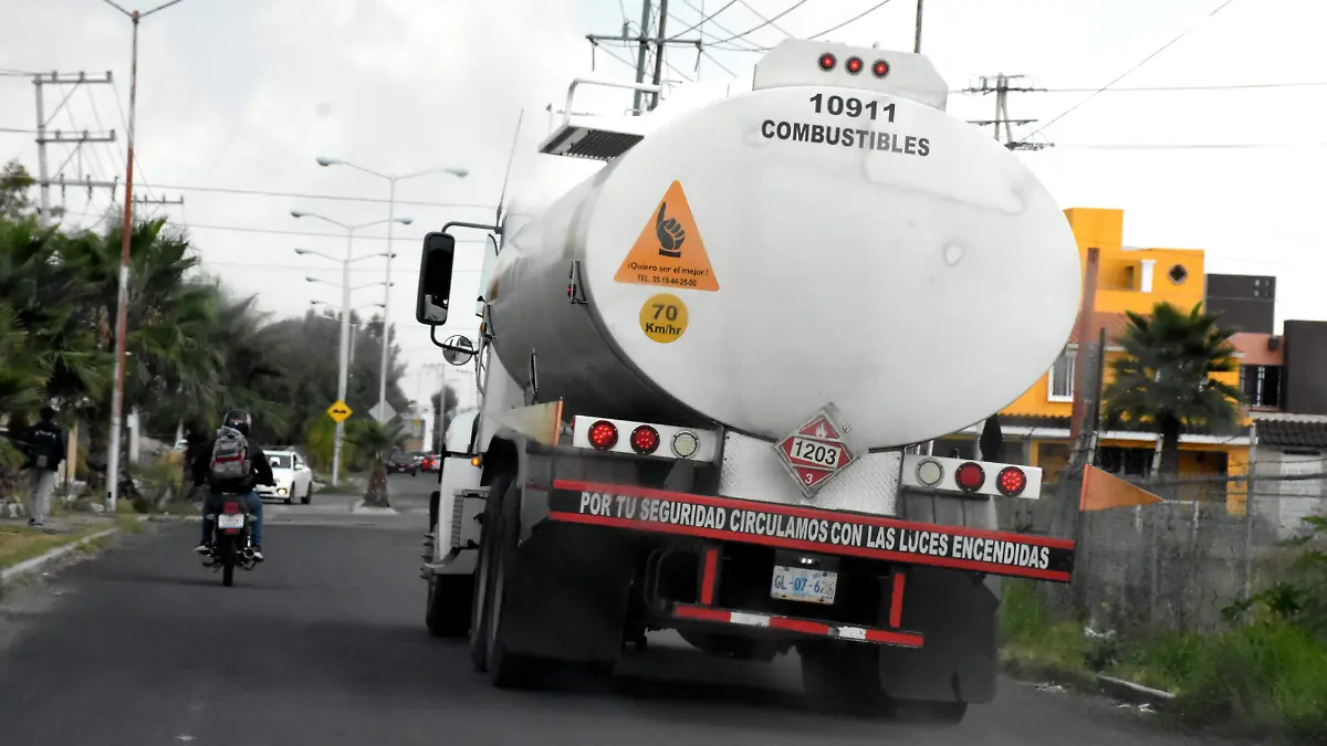 se roban pipa de pemex y tyracto camion  cargado con combustible okok